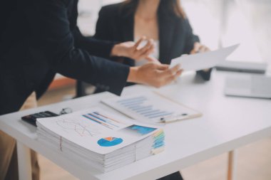 İş adamları. Ofiste zaman geçirirken bilgisayarla veri analiz eden kendinden emin genç iş adamları.