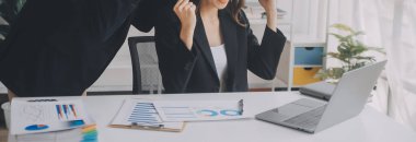 İş adamları. Ofiste zaman geçirirken bilgisayarla veri analiz eden kendinden emin genç iş adamları.