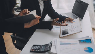 İş adamları. Ofiste zaman geçirirken bilgisayarla veri analiz eden kendinden emin genç iş adamları.