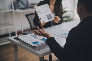 İş adamları. Ofiste zaman geçirirken bilgisayarla veri analiz eden kendinden emin genç iş adamları.