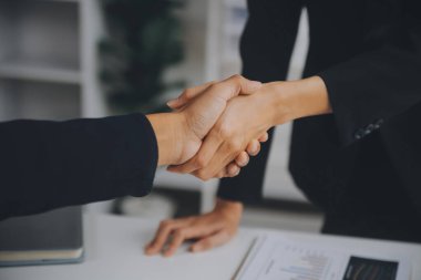 İş adamları. Ofiste zaman geçirirken bilgisayarla veri analiz eden kendinden emin genç iş adamları.