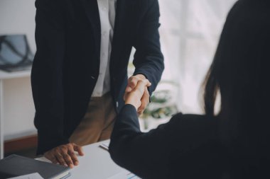 İş adamları. Ofiste zaman geçirirken bilgisayarla veri analiz eden kendinden emin genç iş adamları.