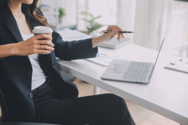 İş adamları. Ofiste zaman geçirirken bilgisayarla veri analiz eden kendinden emin genç iş adamları.