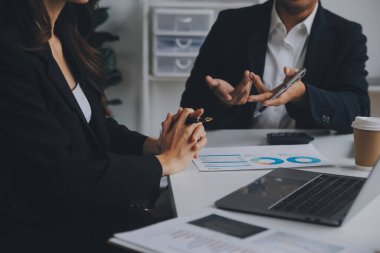 İş adamları. Ofiste zaman geçirirken bilgisayarla veri analiz eden kendinden emin genç iş adamları.