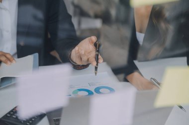 İş adamları. Ofiste zaman geçirirken bilgisayarla veri analiz eden kendinden emin genç iş adamları.