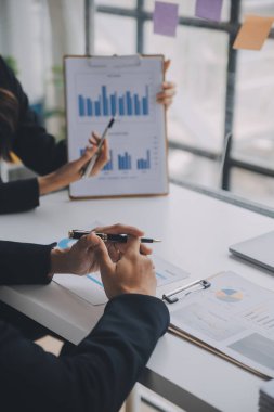 İş adamları. Ofiste zaman geçirirken bilgisayarla veri analiz eden kendinden emin genç iş adamları.