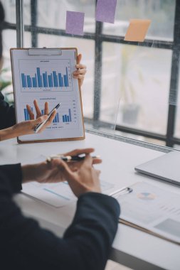 İş adamları. Ofiste zaman geçirirken bilgisayarla veri analiz eden kendinden emin genç iş adamları.