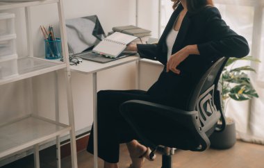 İş Belgeleri, Denetçi iş kadını arama belgesini kontrol ediyor yasal evrak hazırlıyor veya analiz için rapor hazırlıyor Vergi zamanı, muhasebeci Belgeleri iş yerindeki veri ortaklığı anlaşması anlaşması anlaşması anlaşması