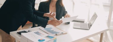 İş Belgeleri, Denetçi iş kadını arama belgesini kontrol ediyor yasal evrak hazırlıyor veya analiz için rapor hazırlıyor Vergi zamanı, muhasebeci Belgeleri iş yerindeki veri ortaklığı anlaşması anlaşması anlaşması anlaşması