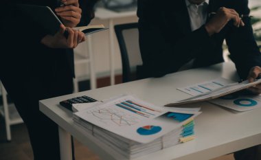 İş Belgeleri, Denetçi iş kadını arama belgesini kontrol ediyor yasal evrak hazırlıyor veya analiz için rapor hazırlıyor Vergi zamanı, muhasebeci Belgeleri iş yerindeki veri ortaklığı anlaşması anlaşması anlaşması anlaşması