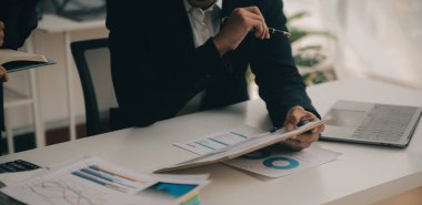 İş Belgeleri, Denetçi iş kadını arama belgesini kontrol ediyor yasal evrak hazırlıyor veya analiz için rapor hazırlıyor Vergi zamanı, muhasebeci Belgeleri iş yerindeki veri ortaklığı anlaşması anlaşması anlaşması anlaşması