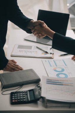 İş Belgeleri, Denetçi iş kadını arama belgesini kontrol ediyor yasal evrak hazırlıyor veya analiz için rapor hazırlıyor Vergi zamanı, muhasebeci Belgeleri iş yerindeki veri ortaklığı anlaşması anlaşması anlaşması anlaşması