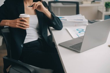 İş Belgeleri, Denetçi iş kadını arama belgesini kontrol ediyor yasal evrak hazırlıyor veya analiz için rapor hazırlıyor Vergi zamanı, muhasebeci Belgeleri iş yerindeki veri ortaklığı anlaşması anlaşması anlaşması anlaşması