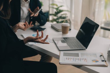 İş Belgeleri, Denetçi iş kadını arama belgesini kontrol ediyor yasal evrak hazırlıyor veya analiz için rapor hazırlıyor Vergi zamanı, muhasebeci Belgeleri iş yerindeki veri ortaklığı anlaşması anlaşması anlaşması anlaşması
