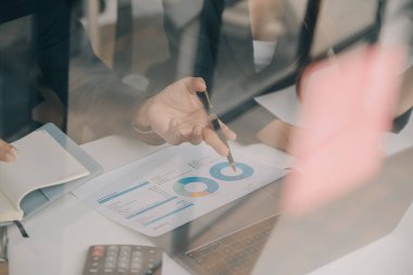 İş Belgeleri, Denetçi iş kadını arama belgesini kontrol ediyor yasal evrak hazırlıyor veya analiz için rapor hazırlıyor Vergi zamanı, muhasebeci Belgeleri iş yerindeki veri ortaklığı anlaşması anlaşması anlaşması anlaşması