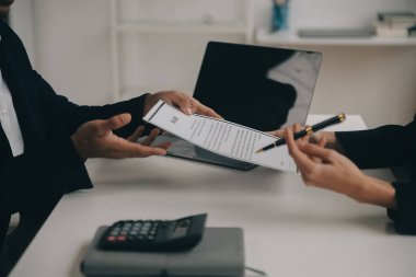 İş adamı ya da iş arayan, kalem, kravat, gözlük ve dijital tabletle yeni bir iş bulmadan önce özgeçmişini masasında gözden geçirir..