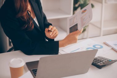 Finansal analistler, şirketlerin başarılı takım çalışmalarının sonuçlarını gösteren bir toplantıda bir dijital tablet planlama yatırım projesinin ticari mali raporlarını analiz ediyorlar..