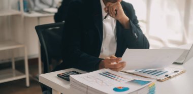 Finansal analistler, şirketlerin başarılı takım çalışmalarının sonuçlarını gösteren bir toplantıda bir dijital tablet planlama yatırım projesinin ticari mali raporlarını analiz ediyorlar..