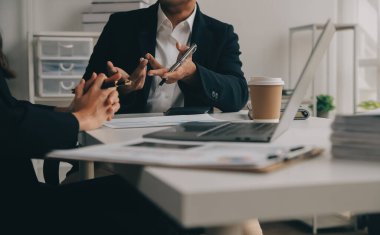 Finansal analistler, şirketlerin başarılı takım çalışmalarının sonuçlarını gösteren bir toplantıda bir dijital tablet planlama yatırım projesinin ticari mali raporlarını analiz ediyorlar..