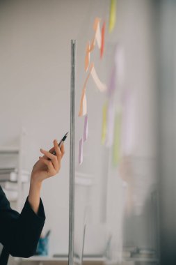 Finansal analistler, şirketlerin başarılı takım çalışmalarının sonuçlarını gösteren bir toplantıda bir dijital tablet planlama yatırım projesinin ticari mali raporlarını analiz ediyorlar..