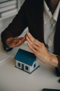 Emlak komisyoncusu, emlak kredisi teklifi ve ev sigortası için imzalı sigorta anlaşması yapma, ev modeli alma ve satma konularında müşteriye danışmanlık yapar ve sunar.
