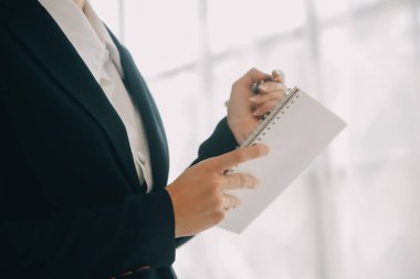 Genç dostu operatör kadın ajan çağrı merkezinde kulaklıklar ile.