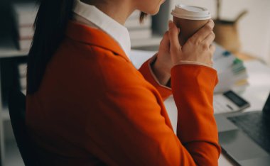 Ofiste bilgisayarla çalışan güzel bir kadın çağrı merkezi operatörü.