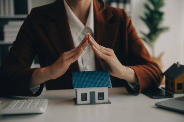 Emlak komisyoncusu, emlak kredisi teklifi ve ev sigortası için imzalı sigorta anlaşması yapma, ev modeli alma ve satma konularında müşteriye danışmanlık yapar ve sunar.