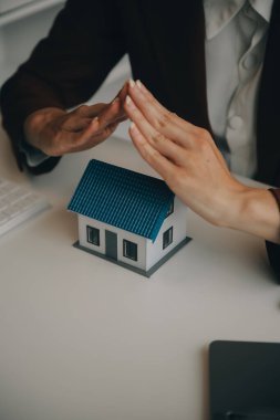Emlak komisyoncusu, emlak kredisi teklifi ve ev sigortası için imzalı sigorta anlaşması yapma, ev modeli alma ve satma konularında müşteriye danışmanlık yapar ve sunar.