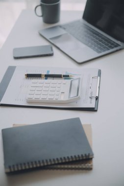 Genç Asyalı kadın portresi modern ofiste bilgisayar tableti üzerinde çalışıyor. Muhasebe analizi yapmak gayrimenkul yatırım verileri, mali ve vergi sistemleri kavramı.