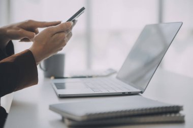 Denetim konsepti, Yönetici iş adamı mali müfettiş ve sekreter hesaplama dengesi raporları hazırlıyorlar. İç Gelir Servisi kontrol belgesi.