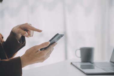 Denetim konsepti, Yönetici iş adamı mali müfettiş ve sekreter hesaplama dengesi raporları hazırlıyorlar. İç Gelir Servisi kontrol belgesi.