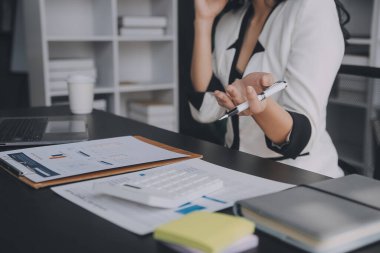 Finansal analistler, şirketlerin başarılı takım çalışmalarının sonuçlarını gösteren bir toplantıda bir dijital tablet planlama yatırım projesinin ticari mali raporlarını analiz ediyorlar..