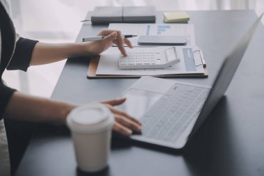 Finansal analistler, şirketlerin başarılı takım çalışmalarının sonuçlarını gösteren bir toplantıda bir dijital tablet planlama yatırım projesinin ticari mali raporlarını analiz ediyorlar..