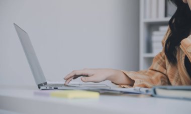 Finansal analistler, şirketlerin başarılı takım çalışmalarının sonuçlarını gösteren bir toplantıda bir dijital tablet planlama yatırım projesinin ticari mali raporlarını analiz ediyorlar..