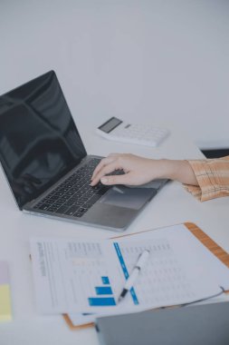 Finansal analistler, şirketlerin başarılı takım çalışmalarının sonuçlarını gösteren bir toplantıda bir dijital tablet planlama yatırım projesinin ticari mali raporlarını analiz ediyorlar..
