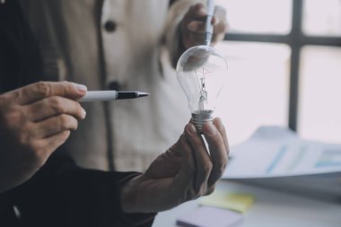 Finansal analistler, şirketlerin başarılı takım çalışmalarının sonuçlarını gösteren bir toplantıda bir dijital tablet planlama yatırım projesinin ticari mali raporlarını analiz ediyorlar..