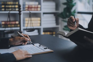 İşletme ve avukatlar ofiste yüksek rütbeli avukatlarla sözleşme belgelerini tartışıyorlar. Hukuk, hukuk hizmetleri, danışmanlık, adalet ve hukuk konsepti film tahıl etkisi ile resim