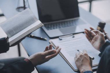 İşletme ve avukatlar ofiste yüksek rütbeli avukatlarla sözleşme belgelerini tartışıyorlar. Hukuk, hukuk hizmetleri, danışmanlık, adalet ve hukuk konsepti film tahıl etkisi ile resim