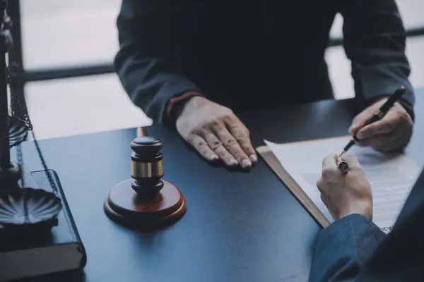 İşletme ve avukatlar ofiste yüksek rütbeli avukatlarla sözleşme belgelerini tartışıyorlar. Hukuk, hukuk hizmetleri, danışmanlık, adalet ve hukuk konsepti film tahıl etkisi ile resim