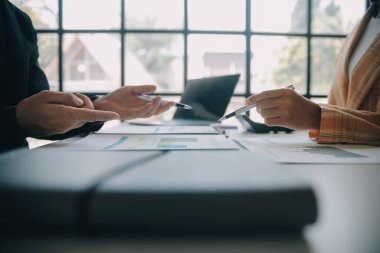 İş Belgeleri, Denetçi iş kadını arama belgesini kontrol ediyor yasal evrak hazırlıyor veya analiz için rapor hazırlıyor Vergi zamanı, muhasebeci Belgeleri iş yerindeki veri ortaklığı anlaşması anlaşması anlaşması anlaşması