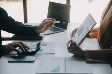 İş Belgeleri, Denetçi iş kadını arama belgesini kontrol ediyor yasal evrak hazırlıyor veya analiz için rapor hazırlıyor Vergi zamanı, muhasebeci Belgeleri iş yerindeki veri ortaklığı anlaşması anlaşması anlaşması anlaşması