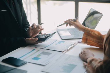 İş yerinde dizüstü bilgisayarında çalışan Asyalı genç bir iş kadınının fotoğrafı..