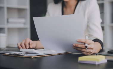 Denetim konsepti, Yönetici iş adamı mali müfettiş ve sekreter hesaplama dengesi raporları hazırlıyorlar. İç Gelir Servisi kontrol belgesi.