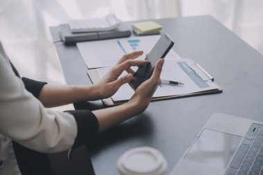 Denetim konsepti, Yönetici iş adamı mali müfettiş ve sekreter hesaplama dengesi raporları hazırlıyorlar. İç Gelir Servisi kontrol belgesi.
