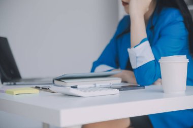 Denetim konsepti, Yönetici iş adamı mali müfettiş ve sekreter hesaplama dengesi raporları hazırlıyorlar. İç Gelir Servisi kontrol belgesi.