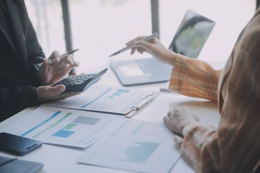 Denetim konsepti, Yönetici iş adamı mali müfettiş ve sekreter hesaplama dengesi raporları hazırlıyorlar. İç Gelir Servisi kontrol belgesi.