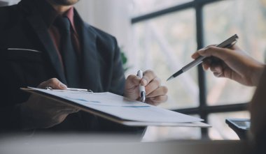 Denetim konsepti, Yönetici iş adamı mali müfettiş ve sekreter hesaplama dengesi raporları hazırlıyorlar. İç Gelir Servisi kontrol belgesi.