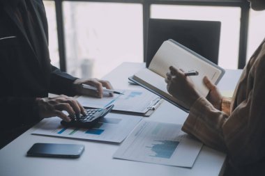 Denetim konsepti, Yönetici iş adamı mali müfettiş ve sekreter hesaplama dengesi raporları hazırlıyorlar. İç Gelir Servisi kontrol belgesi.