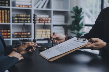 İşletme ve avukatlar ofiste yüksek rütbeli avukatlarla sözleşme belgelerini tartışıyorlar. Hukuk, hukuk hizmetleri, danışmanlık, adalet ve hukuk konsepti film tahıl etkisi ile resim